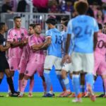 O árbitro Jon Freemon interrompe uma briga durante a derrota do NYCFC no final da temporada para o Inter Miami.