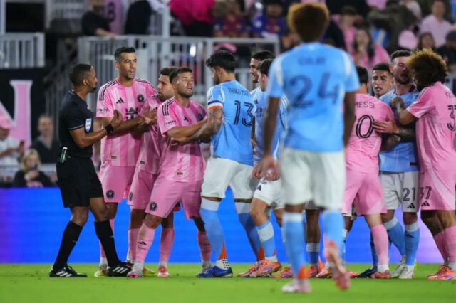 O árbitro Jon Freemon interrompe uma briga durante a derrota do NYCFC no final da temporada para o Inter Miami.
