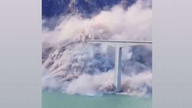 Momentos em que a ponte Hongqi, na China, desabou, apesar de ter acabado de ser inaugurada
