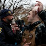 Momentos virais de candidato ao Senado dos EUA tentando queimar o Alcorão na frente de muçulmanos na cidade de Michigan