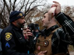 Momentos virais de candidato ao Senado dos EUA tentando queimar o Alcorão na frente de muçulmanos na cidade de Michigan Momentos virais de candidato ao Senado dos EUA tentando queimar o Alcorão na frente de muçulmanos na cidade de Michigan