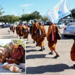 Monges budistas retomam caminhada pela paz de 3.700 quilômetros depois que acidente de trânsito no Texas causa ferimentos “substanciais”