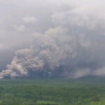 Monte Semeru, na Indonésia, entra em erupção em Java Oriental