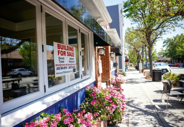 Moradores se manifestam para impedir moradias térreas na vila de Saratoga
