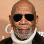Morgan Freeman diz que não vai se aposentar e fica ‘irritado’ com as recriações de sua voz por IA: ‘Não me imite com falsidade… Você está me roubando’