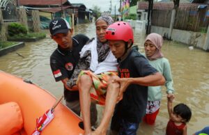 Mortes por enchentes sobem para 174 na Indonésia e aumentam no Sudeste Asiático Esta imagem aérea mostra uma ponte danificada por enchentes em uma estrada principal que conecta Aceh e Sumatra do Norte em Meureudu, distrito de Pidie Jaya, província indonésia de Aceh, em 28 de novembro de 2025. (Foto de CHAIDEER MAHYUDDIN / AFP/Chaideer MAHYUDDIN / AFP)