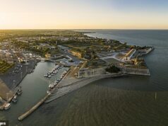 Motorista atropela multidão em ilha turística francesa, ferindo 10 pessoas após gritar Allahu Akbar O incidente ocorreu por volta das 8h45 de quarta-feira entre as aldeias de Dolus-d'Oléron e Saint-Pierre-d'Oléron, na região de Charente-Maritime.