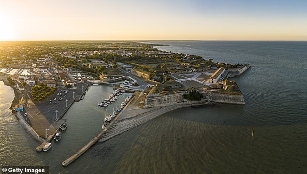 Motorista atropela multidão em ilha turística francesa, ferindo 10 pessoas O incidente ocorreu por volta das 8h45 de quarta-feira entre as aldeias de Dolus-d'Oléron e Saint-Pierre-d'Oléron, na região de Charente-Maritime.