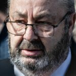 Brett Button, o motorista do ônibus que caiu causando a morte de 10 passageiros, está sendo condenado esta semana.