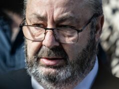 Motorista de acidente de ônibus em Hunter Valley perde recurso de sentença Brett Button, o motorista do ônibus que caiu causando a morte de 10 passageiros, está sendo condenado esta semana.