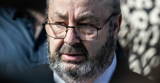 Brett Button, o motorista do ônibus que caiu causando a morte de 10 passageiros, está sendo condenado esta semana.