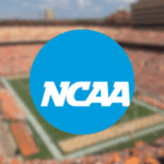 O Comitê da NCAA propõe uma nova regra para permitir apostas de estudantes em esportes profissionais. Agora, a regra de apostas esportivas da NCAA foi revertida para manter a proibição de estudantes atletas em vigor. Logotipo da NCAA sobre uma imagem borrada de um campo de futebol dentro de um estádio