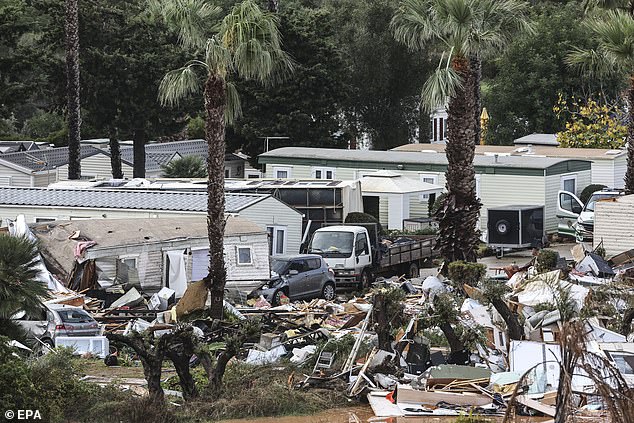 Mulher britânica, de 85 anos, morre e dezenas de pessoas Os danos num parque de campismo em Albufeira, Portugal, na sequência dos violentos ventos da tempestade Claudia