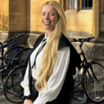 Mulher da Geração Z publica doutorado e diz 'Você pode me chamar de médico', os homens não estão felizes