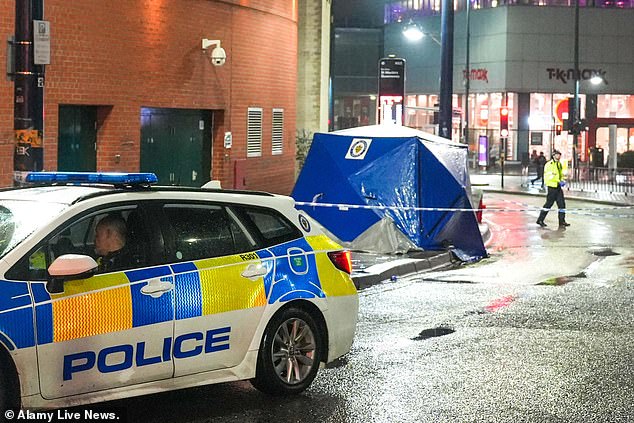 Mulher de 30 anos luta pela vida depois que um Uma mulher está lutando pela sua vida depois de ter sido esfaqueada no pescoço num “ataque não provocado” no centro da cidade de Birmingham. Foto da cena