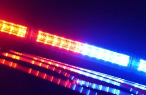 Mulher de Staten Island atropelada por jovem de 19 anos após acalorada disputa: policiais Um close de uma barra de luz de carro de polícia, com luzes de emergência vermelhas e azuis piscando.