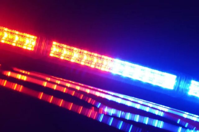 Mulher de Staten Island atropelada por jovem de 19 anos Um close de uma barra de luz de carro de polícia, com luzes de emergência vermelhas e azuis piscando.