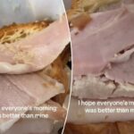 Close de um croissant com presunto e pequenas larvas brancas visíveis no pão, com sobreposição de texto