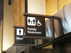 Mulher entra no banheiro do aeroporto – despreparada pelo que encontra Unusual toilet design at Lisbon Airport.