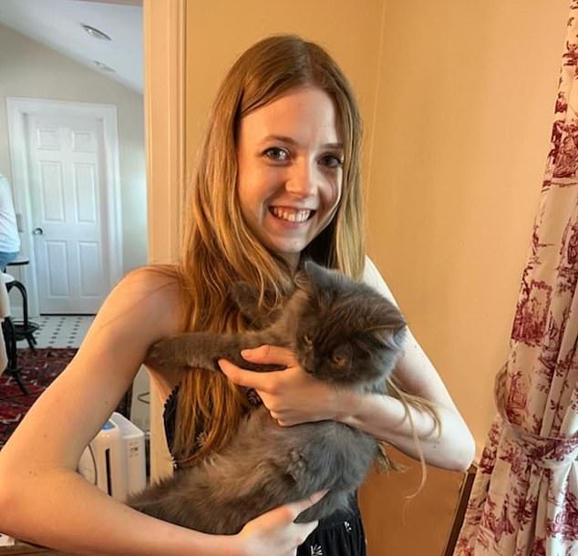 Mulher inocente, 26 anos, incendiada no metrô de Chicago 'por A família e amigos de Bethany MaGee pediram orações enquanto ela se recuperava de seus ferimentos horríveis