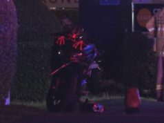 Mulher morre em acidente de moto no sul de Gold Coast Serviços de emergência em torno de um acidente de motocicleta na zona sul da Gold Coast.