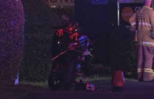 Mulher morre em acidente de moto no sul de Gold Coast Serviços de emergência em torno de um acidente de motocicleta na zona sul da Gold Coast.