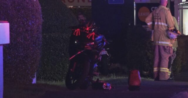 Mulher morre em acidente de moto no sul de Gold Serviços de emergência em torno de um acidente de motocicleta na zona sul da Gold Coast.