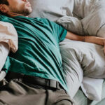 Getty Imagem stock de uma mulher consertando um sofá.