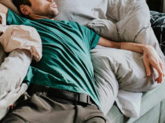 Mulher pede ao namorado de uma amiga que pague US $ 150 depois que ele sofreu um ‘acidente’ no sofá, mas fica ‘chocada’ com a resposta ‘mesquinha’ Getty Imagem stock de uma mulher consertando um sofá.