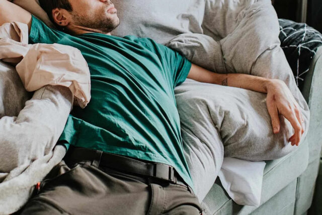 Getty Imagem stock de uma mulher consertando um sofá.