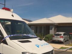 Mulher presa após morte suspeita de idosa no noroeste de Sydney Um carro da polícia na frente de uma casa em Melonba após a prisão de uma mulher.