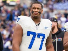 Mulher processa estrela do Rams por supostamente insultá-la com vídeo de sexo que ele se recusou a excluir Alaric Jackson nº 77 do Los Angeles Rams observa durante o hino nacional antes de um jogo de futebol americano da NFL contra o Baltimore Ravens no M&T Bank Stadium em 12 de outubro de 2025 em Baltimore, Maryland.