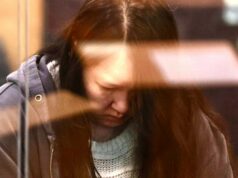 Mulher que assassinou crianças e as deixou em malas presa por pelo menos 17 anos Uma foto capturada de Hakyung Lee na Safe Store depois que ela matou seus filhos Yuna e Minu Jo.