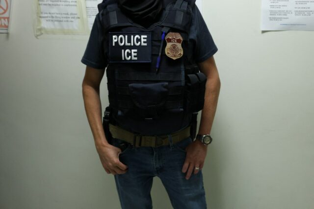 Mulher que esperava surpreender os pais no Dia de Ação de Graças é detida e deportada
