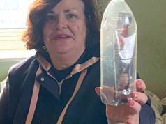 Mulher recebe carta furiosa após mandar mensagem em garrafa para o mar: ‘Eu só queria um pouco de romance’ SWNS