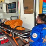 Uma equipe de resgate de emergência transporta uma mulher idosa que ainda estava viva após ser considerada morta para um hospital local antes de sua cremação programada no templo Wat Rat Prakhong Tham.