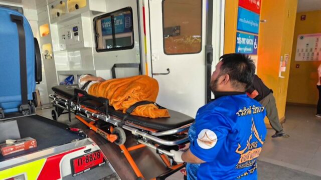 Uma equipe de resgate de emergência transporta uma mulher idosa que ainda estava viva após ser considerada morta para um hospital local antes de sua cremação programada no templo Wat Rat Prakhong Tham.