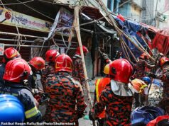 Múltiplas mortes durante o poderoso terremoto em Bangladesh, deixando as pessoas ‘chorando nas ruas’ O pessoal dos bombeiros trabalha no local depois que pelo menos três pessoas morreram no local quando a grade do telhado de um prédio de cinco andares desabou após um terremoto na área de Kosaituli, em Armanitola, em Dhaka, Bangladesh, em 21 de novembro de 2025.