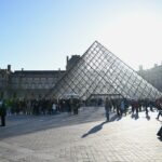 O pátio e a pirâmide do museu Le Louvre são vistos na quarta-feira, 19 de novembro de 2025, em Paris. (Foto AP/Christophe Ena)