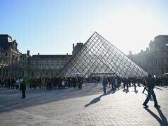 Museu do Louvre, em Paris, aumentará o preço dos ingressos para visitantes de fora da UE O pátio e a pirâmide do museu Le Louvre são vistos na quarta-feira, 19 de novembro de 2025, em Paris. (Foto AP/Christophe Ena)
