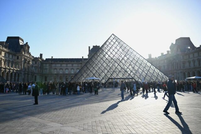 Museu do Louvre, em Paris, aumentará o preço dos ingressos O pátio e a pirâmide do museu Le Louvre são vistos na quarta-feira, 19 de novembro de 2025, em Paris. (Foto AP/Christophe Ena)