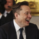 Um robô Tesla é exibido enquanto empresas de robótica dos EUA buscam apoio do Congresso para competir com empresas chinesas, no Capitólio, em Washington, quarta-feira, 26 de março de 2025. (AP Photo/J. Scott Applewhite)