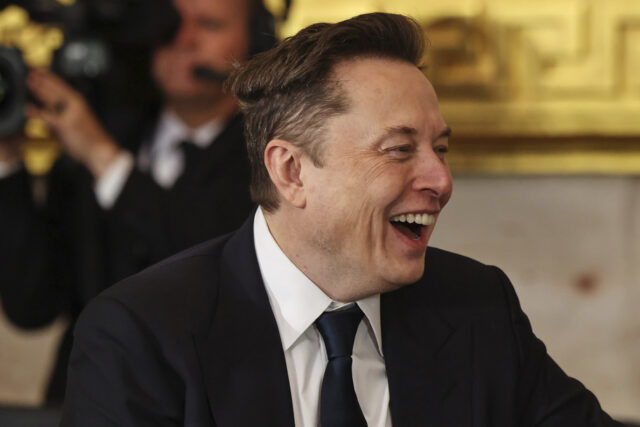 Um robô Tesla é exibido enquanto empresas de robótica dos EUA buscam apoio do Congresso para competir com empresas chinesas, no Capitólio, em Washington, quarta-feira, 26 de março de 2025. (AP Photo/J. Scott Applewhite)