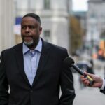 LeBron James discutindo com árbitro no 2º tempo.