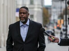 NBA solicita celulares para vários times em investigação sobre apostas esportivas LeBron James discutindo com árbitro no 2º tempo.