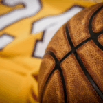 A NBA solicita documentos e registros telefônicos de times após investigação de jogos de azar ilegais. Fundo de basquete. Playground, camisa e uma bola de couro