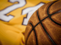 NBA solicita documentos e registros telefônicos de times após investigação de jogo ilegal A NBA solicita documentos e registros telefônicos de times após investigação de jogos de azar ilegais. Fundo de basquete. Playground, camisa e uma bola de couro