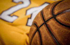 NBA solicita documentos e registros telefônicos de times após investigação de jogo ilegal A NBA solicita documentos e registros telefônicos de times após investigação de jogos de azar ilegais. Fundo de basquete. Playground, camisa e uma bola de couro