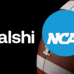 Logotipo Kalshi em texto branco sobre fundo preto ao lado de uma bola de futebol americana, parcialmente coberto por um grande círculo azul com o logotipo da NCAA. NCAA alerta Kalshi sobre linguagem que sugere papel oficial na verificação de resultados
