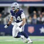 Marshawn Kneeland comemorando com Malik Davis após recuperar um punt bloqueado para um touchdown.